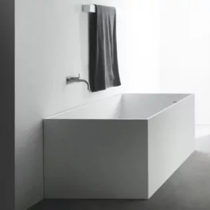 Baignoire îlot moderne de la collection MATE, en Solid Surface, mesurant 150 cm, idéale pour un aménagement élégant et contemporain de votre salle de bain, disponible à l'achat et à la livraison.
