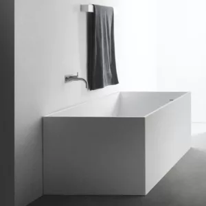 Baignoire îlot en Solid Surface de la Collection MATE, mesurant 158 x 68 x 58 cm, disponible à l'achat et à la livraison.