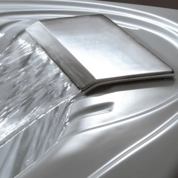 Baignoire balnéo d'angle de 135 x 135 cm de la gamme IMASSAGE, dotée d'un système de massage par eau et air, disponible à l'achat et livraison.