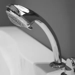 Baignoire balnéo d'angle 2 places de 150 x 150 cm de la gamme IMASSAGE, équipée d'un système de jets Eau Air, disponible à l'achat et à la livraison.