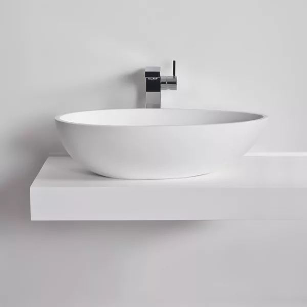 Vasque à poser en Solid Surface, dimensions 60 x 35 x 16 cm, finition mate et non-poreuse, résistante aux tâches et humidité, inclut une bonde pop-up en laiton chromé, facile d'entretien, disponible à l'achat et à la livraison.
